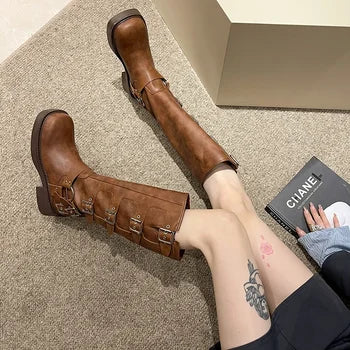 Riza - Retro brown boots with belt buckle